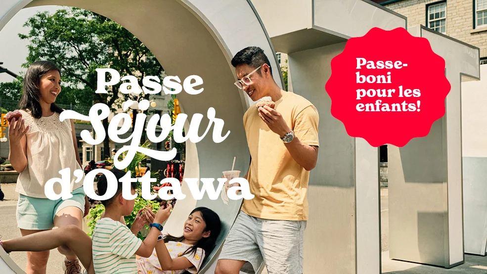 Une famille devant les lettres d'Ottawa, sur lequel on peut lire « Passe séjour d'Ottawa – Passe boni pour enfant ».