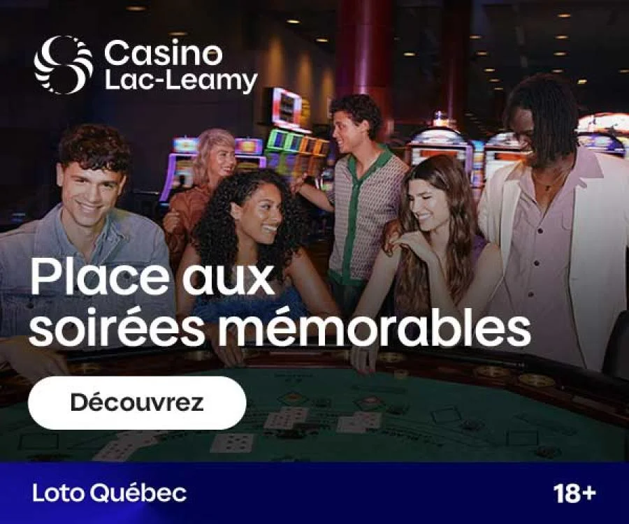 Groupe d'amis souriant et passant une soirée mémorable autour d'une table de jeu au Casino Lac-Leamy, avec machines à sous lumineuses en arrière-plan.