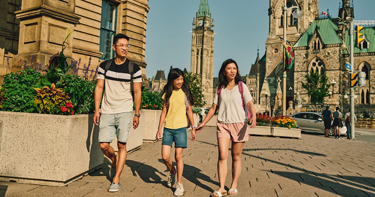 Parliament Hill Family P1817850 Credit Ottawa Tourism | eTurboNews | eTN